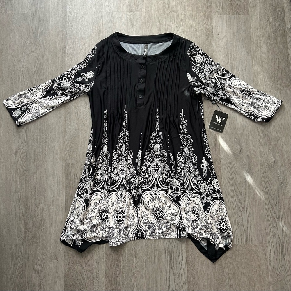 White Mark Size 1XL Women's Black and White Paisley Top NWT